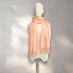 PASMINA, bufanda, color coral, dibujo de flor en blanco, tacto cashmere, lana