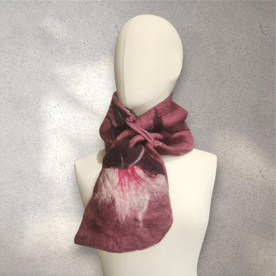 CUELLO, en tono rosa empolvado con diseño de flor, en lana merino afieltrada, con interior de modal tèrmico, para evitar alergias.