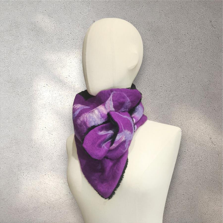 CUELLO, en tono morado con diseño de flores, en lana merino afieltrada, con interior de modal tèrmico, para evitar alergias.