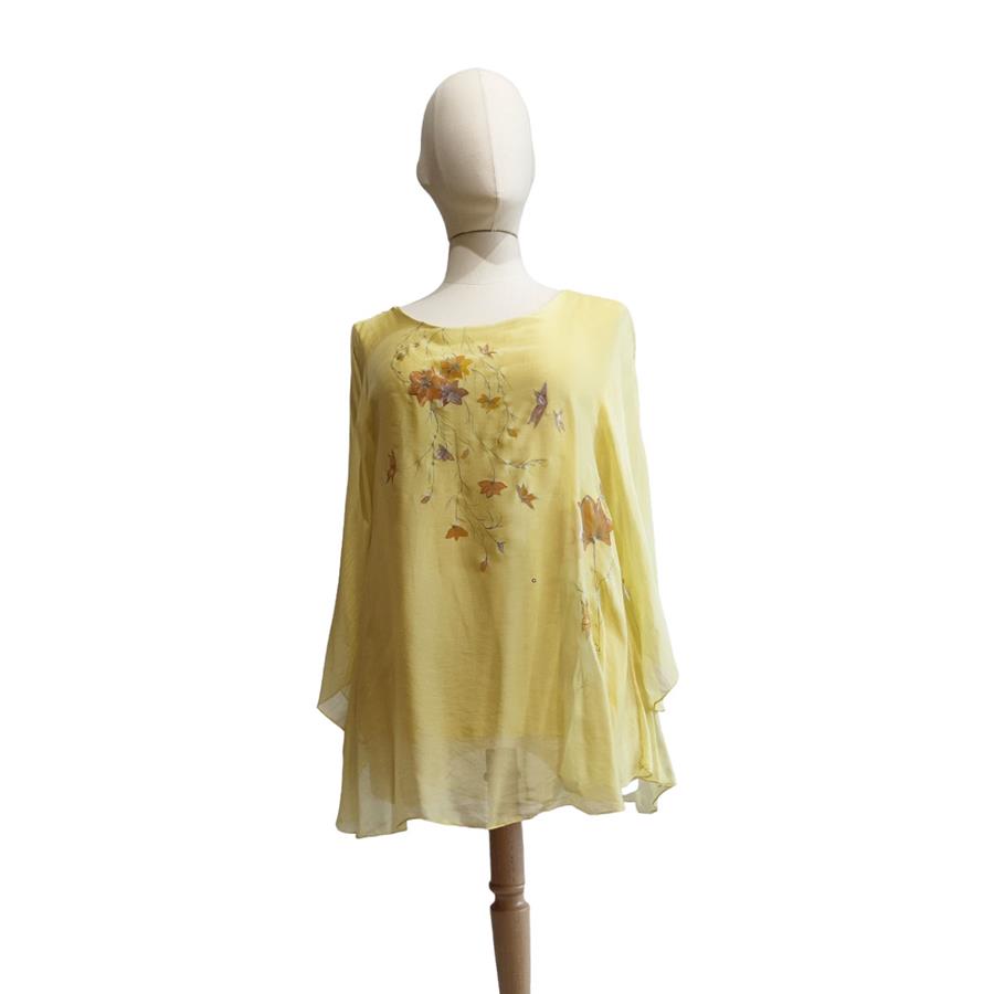 TUNICA ,blusa en gasa de seda, color amarillo claro dibujo de mariposas y flores