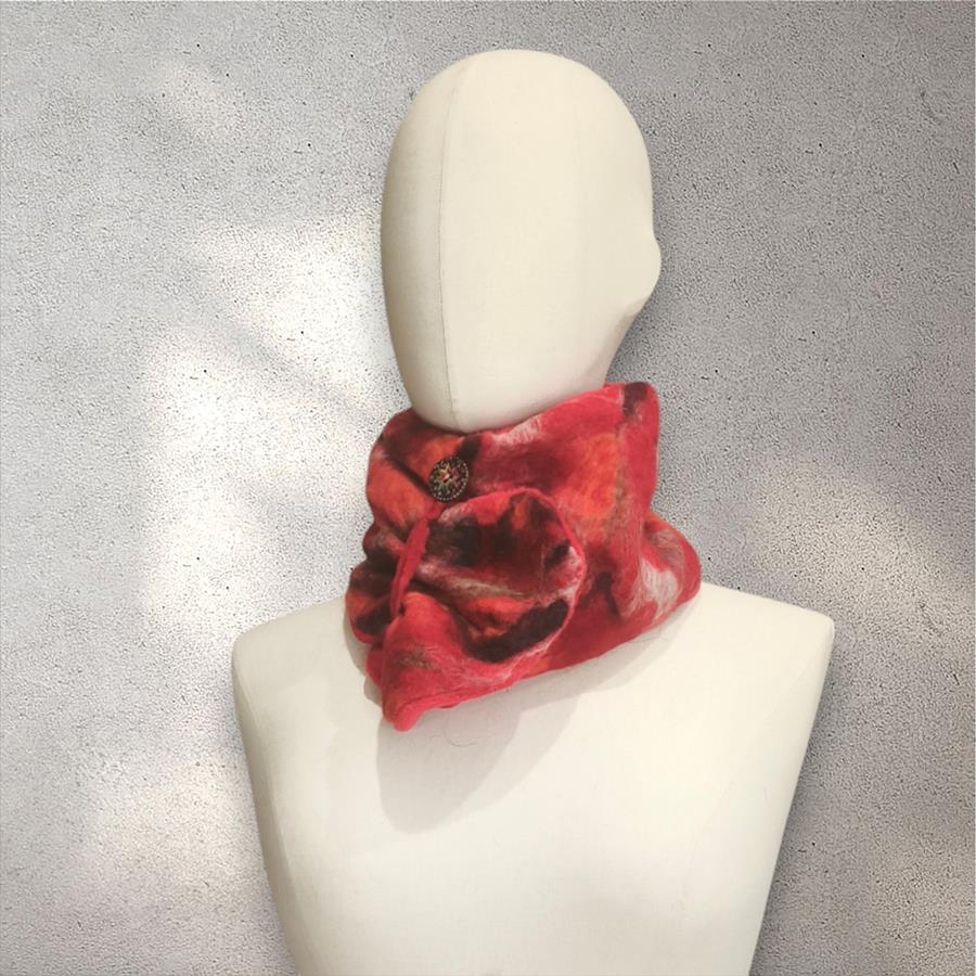 CUELLO, en tono rojo, en lana merino afieltrada, con interior de modal tèrmico, para evitar alergias.