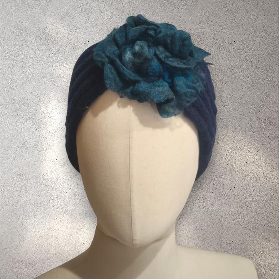 TURBANTE tipo cinta de color azul con flor azul de lana fieltro